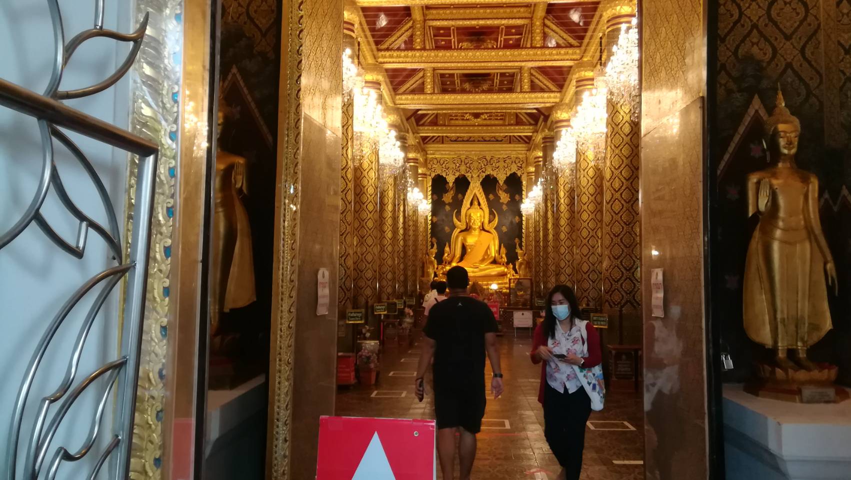 สงกรานต์! วัดใหญ่คุมเข้มเข้าไหว้หลวงพ่อพระพุทธชินราช ครั้งละ ไม่เกิน 20 คน สงกรานต์! วัดใหญ่คุมเข้มเข้าไหว้หลวงพ่อพระพุทธชินราช ครั้งละ ไม่เกิน 20 คน