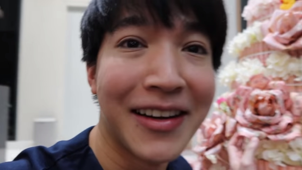 ได้ของขวัญชิ้นใหญ่ หมอริท อวดเค้กก้อนโตมูลค่า 1 แสนบาท!!
