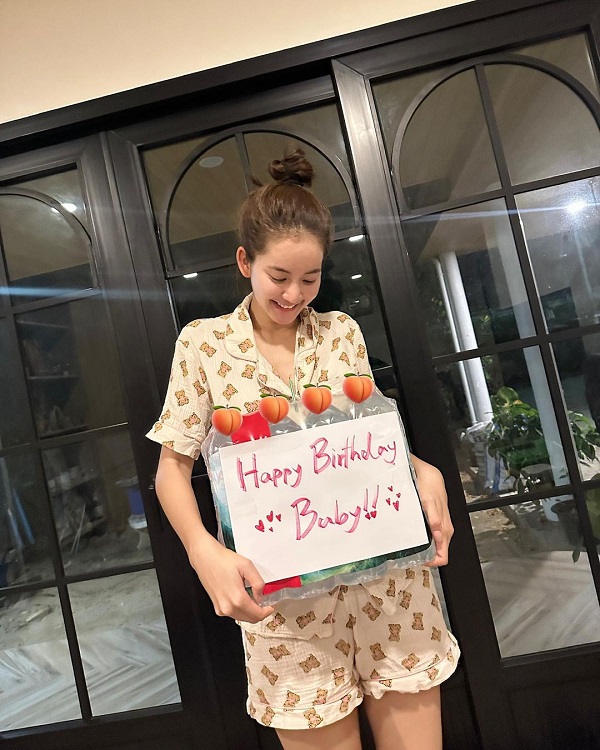 อาเล็ก หอบของขวัญเซอร์ไพรส์วันเกิด โบว์ กลางดึก   