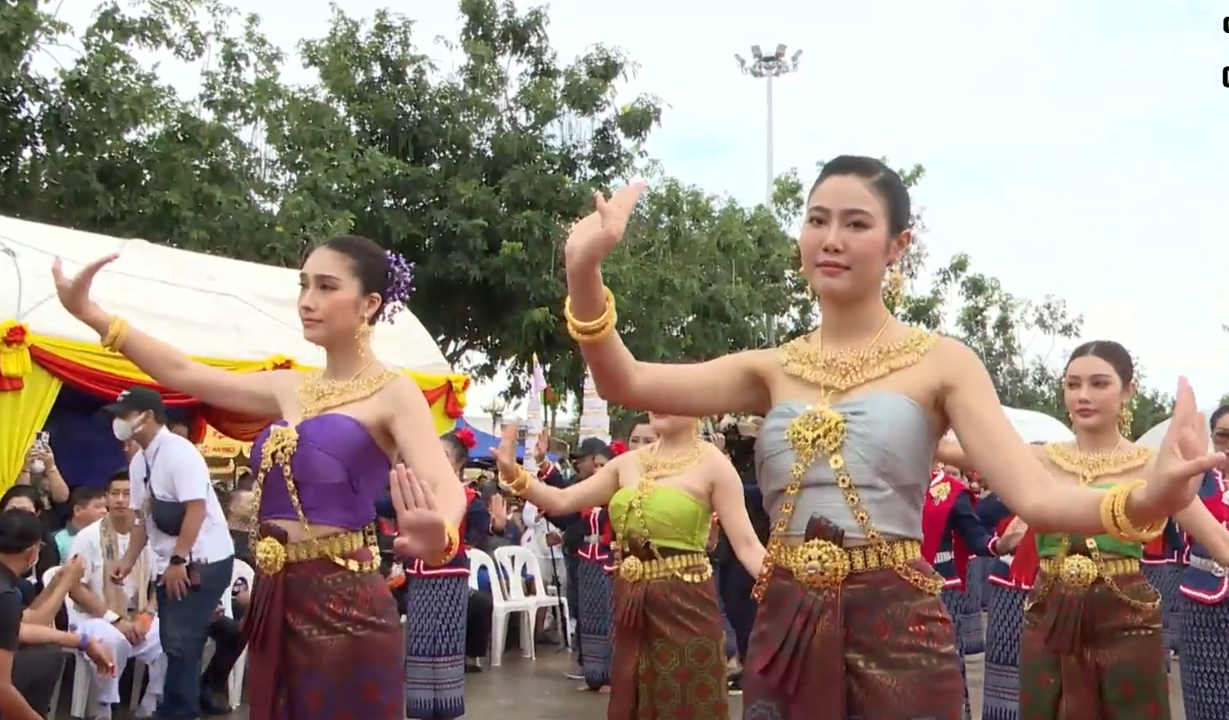 ณิชา ร่วมรำบวงสรวงพญานาค เปิดกิจกรรม โตโน่ ว่ายข้ามแม่น้ำโขง 