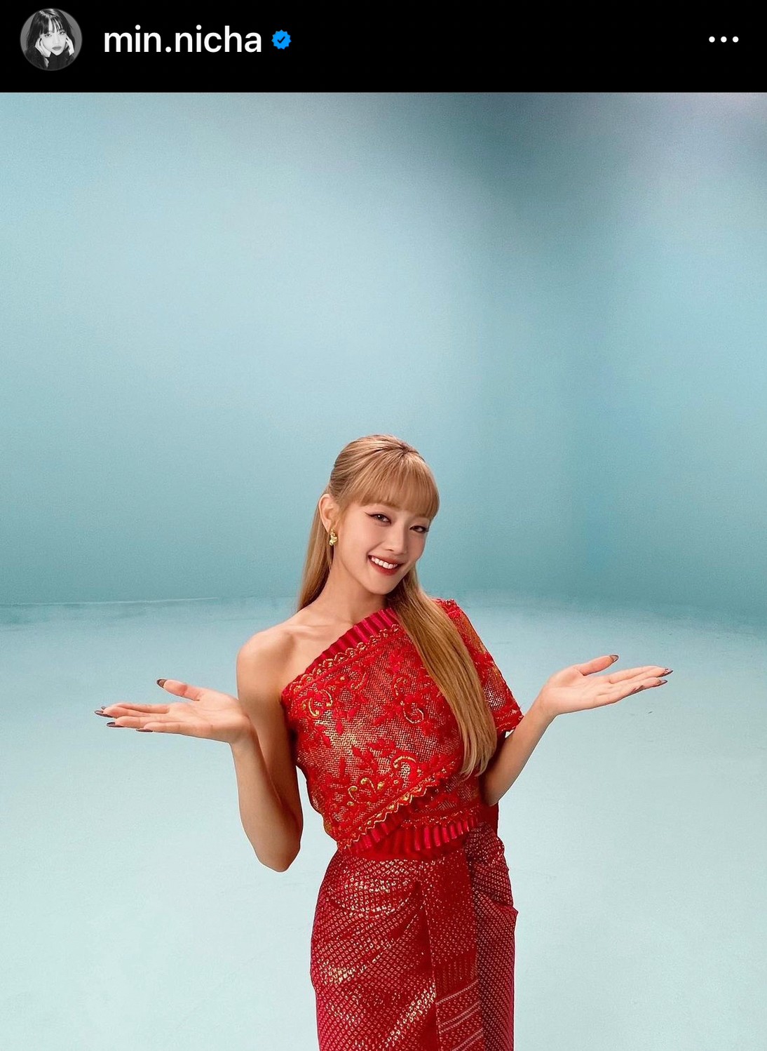 “มินนี่ (G)I-DLE” สวยละมุนในชุดไทยสีแดง ทำแฟนๆ แห่คอมเมนต์กันรัวๆ “มินนี่ (G)I-DLE” สวยละมุนในชุดไทยสีแดง ทำแฟนๆ แห่คอมเมนต์กันรัวๆ