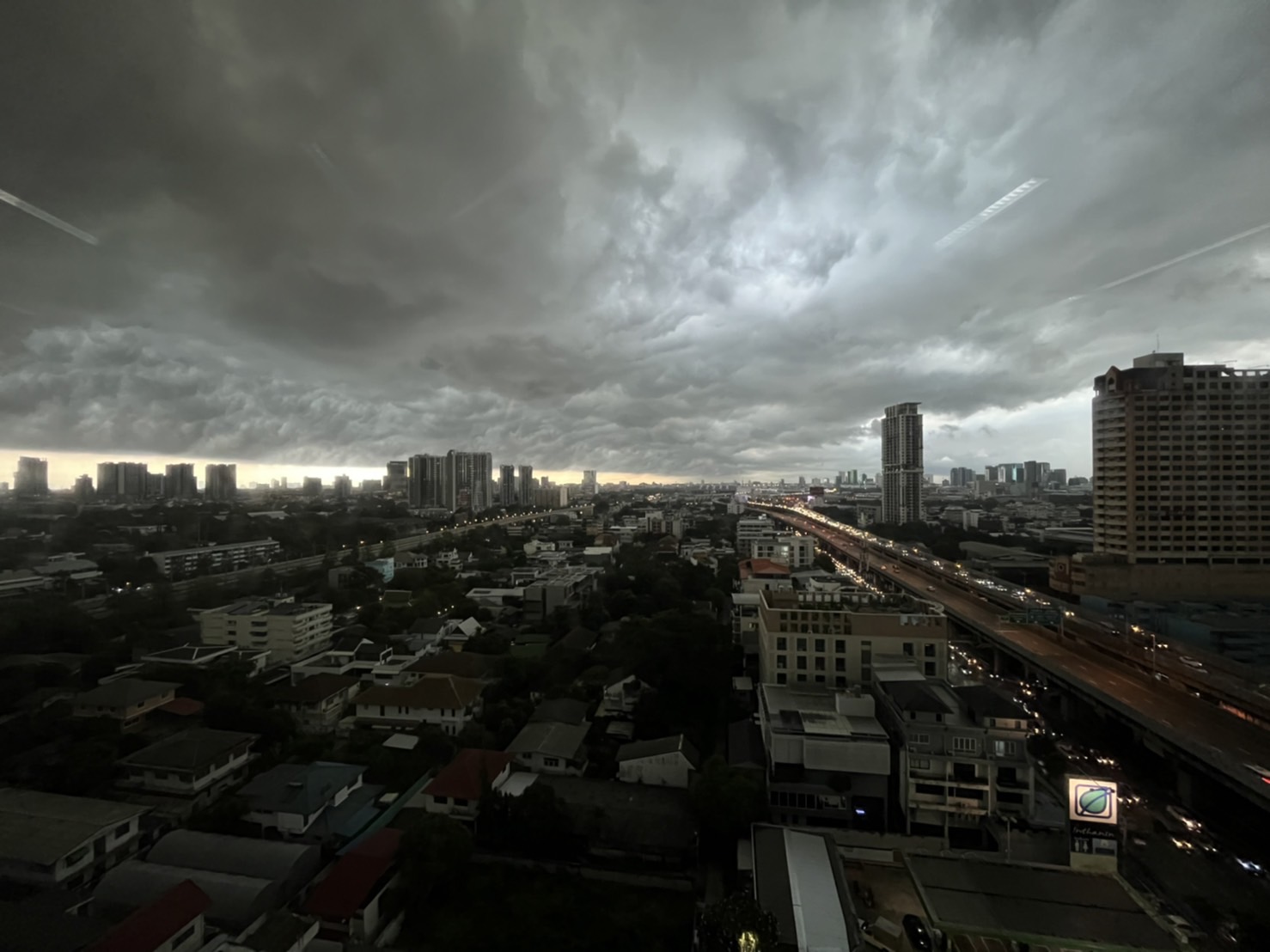 กรมอุตุฯ เตือนฝนถล่ม!! คนบันเทิง เผยภาพท้องฟ้ามืดครึ้มจนน่ากลัว