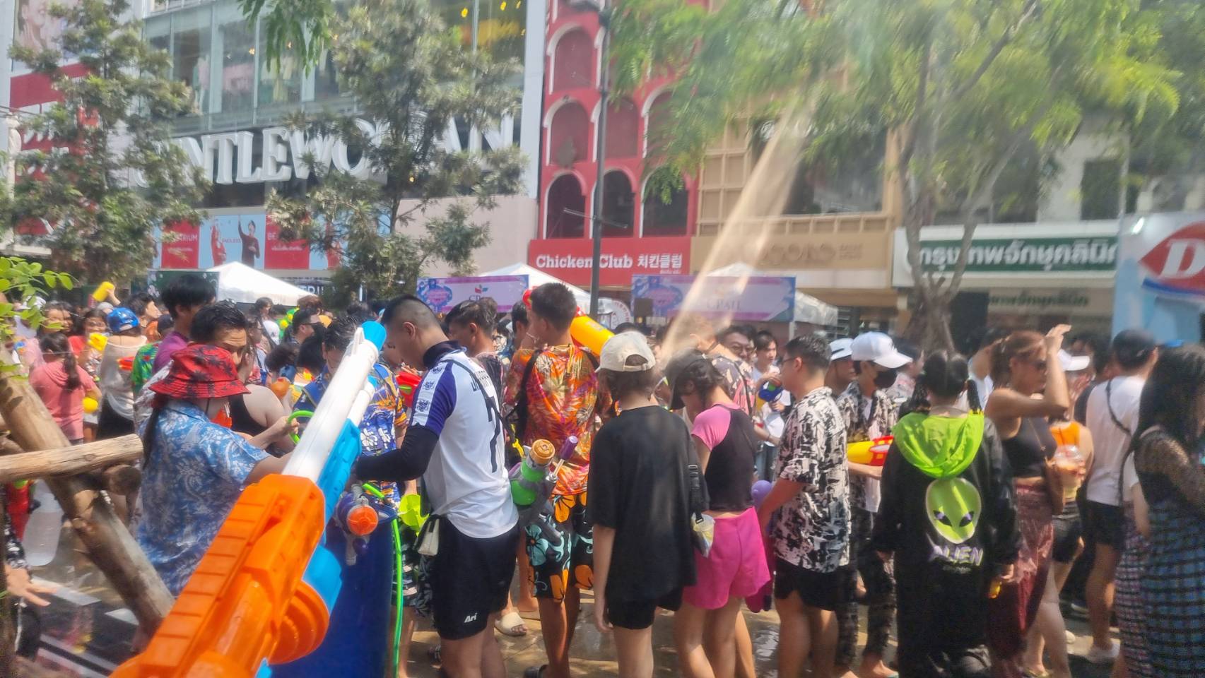 สงกรานต์สยามสุดคึกคัก!! ใบเฟิร์น ร่วมขบวนแห่เป็นนางสงกรานต์ 