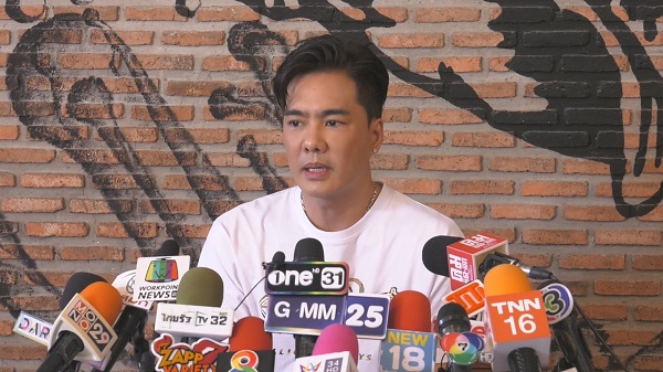แถลงข่าวเลิกเมีย “เคลลี่” เผยความรักถึงทางตัน (มีคลิป) แถลงข่าวเลิกเมีย “เคลลี่” เผยความรักถึงทางตัน (มีคลิป)