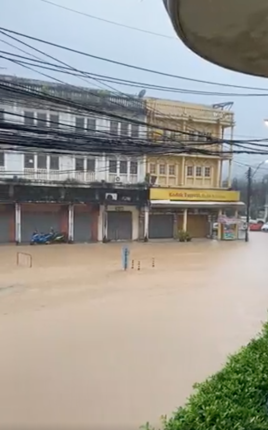 ฝนถล่ม! ภูเก็ตน้ำท่วมหนักย่านเมืองเก่า บางจุดสูงครึ่งเมตร