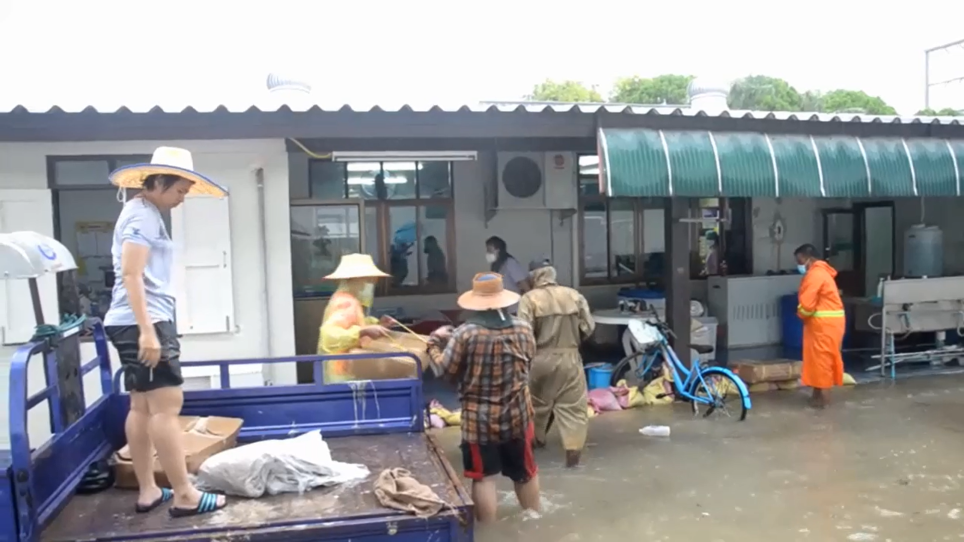 น้ำท่วมนครสวรรค์ ฝนถล่มทั้งวัน น้ำทะลักท่วม โรงพยาบาลตาคลี