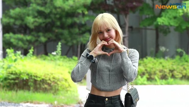 แฟชั่นสนามบิน!! ‘ลิซ่า - วี BTS - พัคโบกอม’ ลัดฟ้าสู่ปารีสร่วมชมโชว์ CELINE (มีคลิป) แฟชั่นสนามบิน!! ‘ลิซ่า - วี BTS - พัคโบกอม’ ลัดฟ้าสู่ปารีสร่วมชมโชว์ CELINE (มีคลิป)