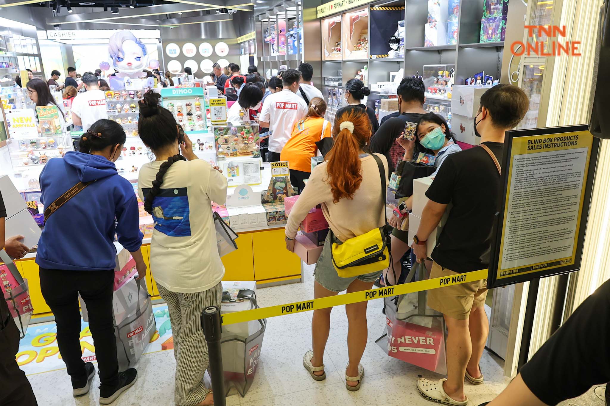 Pop Mart สาขาแรกในไทย คนต่อคิวแน่นหน้าร้านก่อนห้างเปิด Pop Mart สาขาแรกในไทย คนต่อคิวแน่นหน้าร้านก่อนห้างเปิด