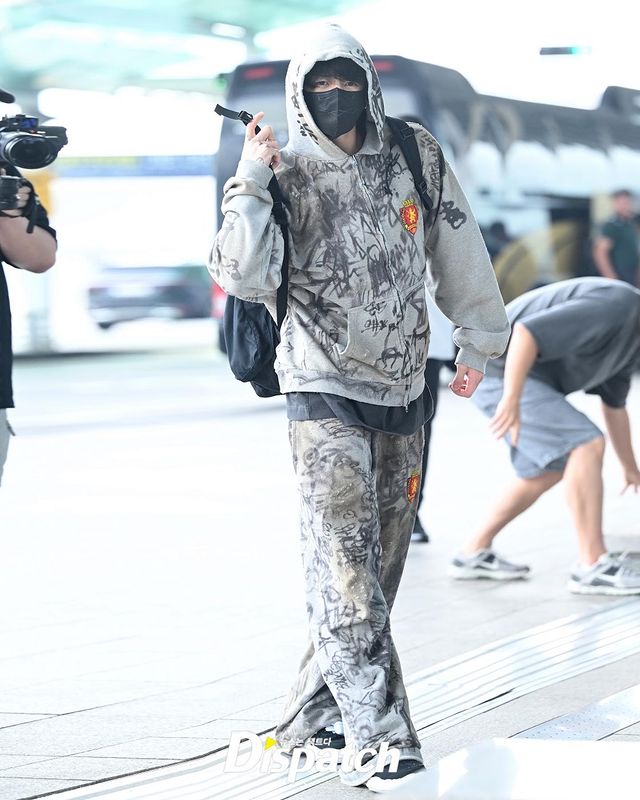 เกินควบคุม!! แฟนคลับสาวฝ่าที่กั้นพุ่งเข้าหา ‘จองกุก BTS’ ที่สนามบินอีกครั้ง เกินควบคุม!! แฟนคลับสาวฝ่าที่กั้นพุ่งเข้าหา ‘จองกุก BTS’ ที่สนามบินอีกครั้ง