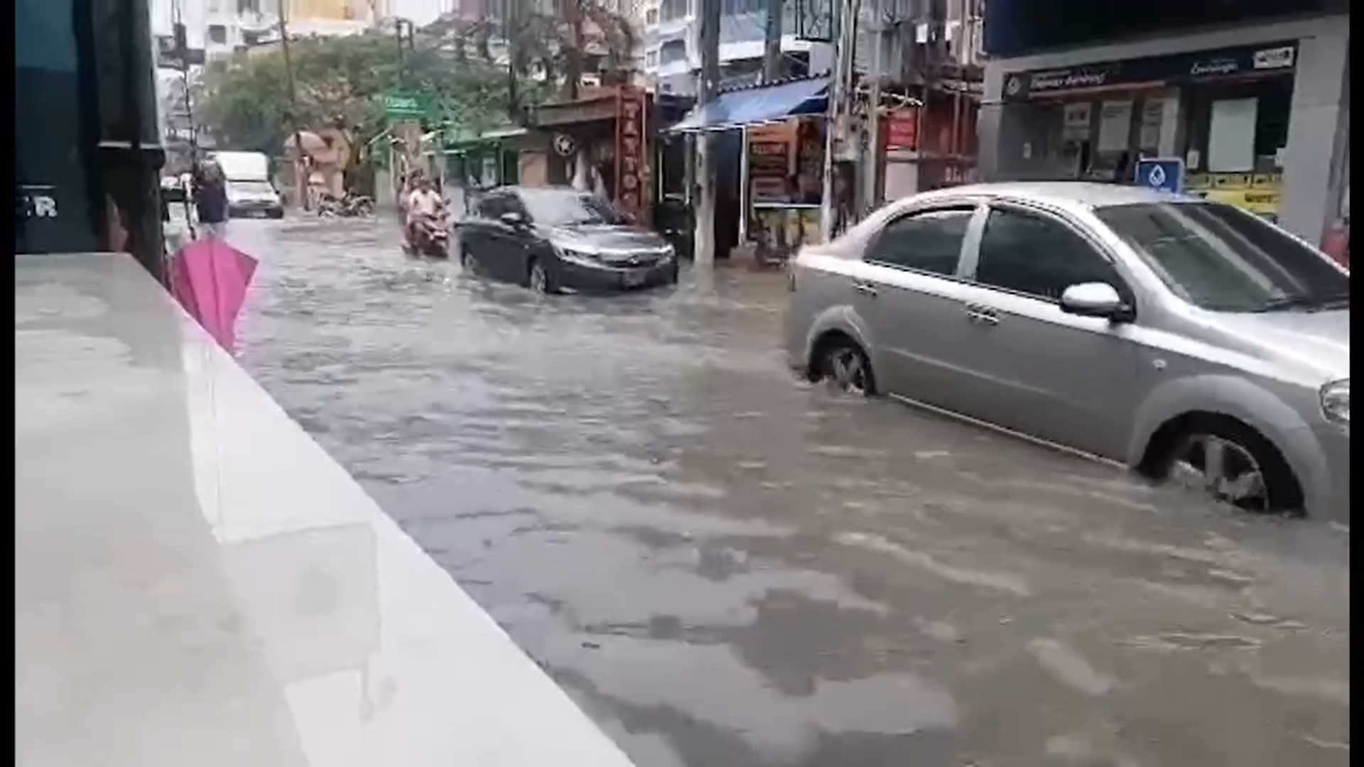ข่าวน้ำท่วมวันนี้ อุบลฯ ยังอ่วม น้ำทะลักต่อเนื่อง จับตา น้ำชี-มูล ท่วมอีสาน ข่าวน้ำท่วมวันนี้ อุบลฯ ยังอ่วม น้ำทะลักต่อเนื่อง จับตา น้ำชี-มูล ท่วมอีสาน