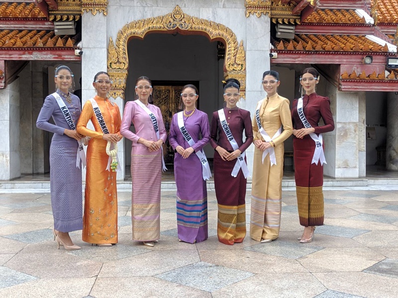 30 สาวงามผู้เข้าประกวด MUT 2021 สวมใส่ชุดไทยจิตรลดา ทำบุญตักบาตร