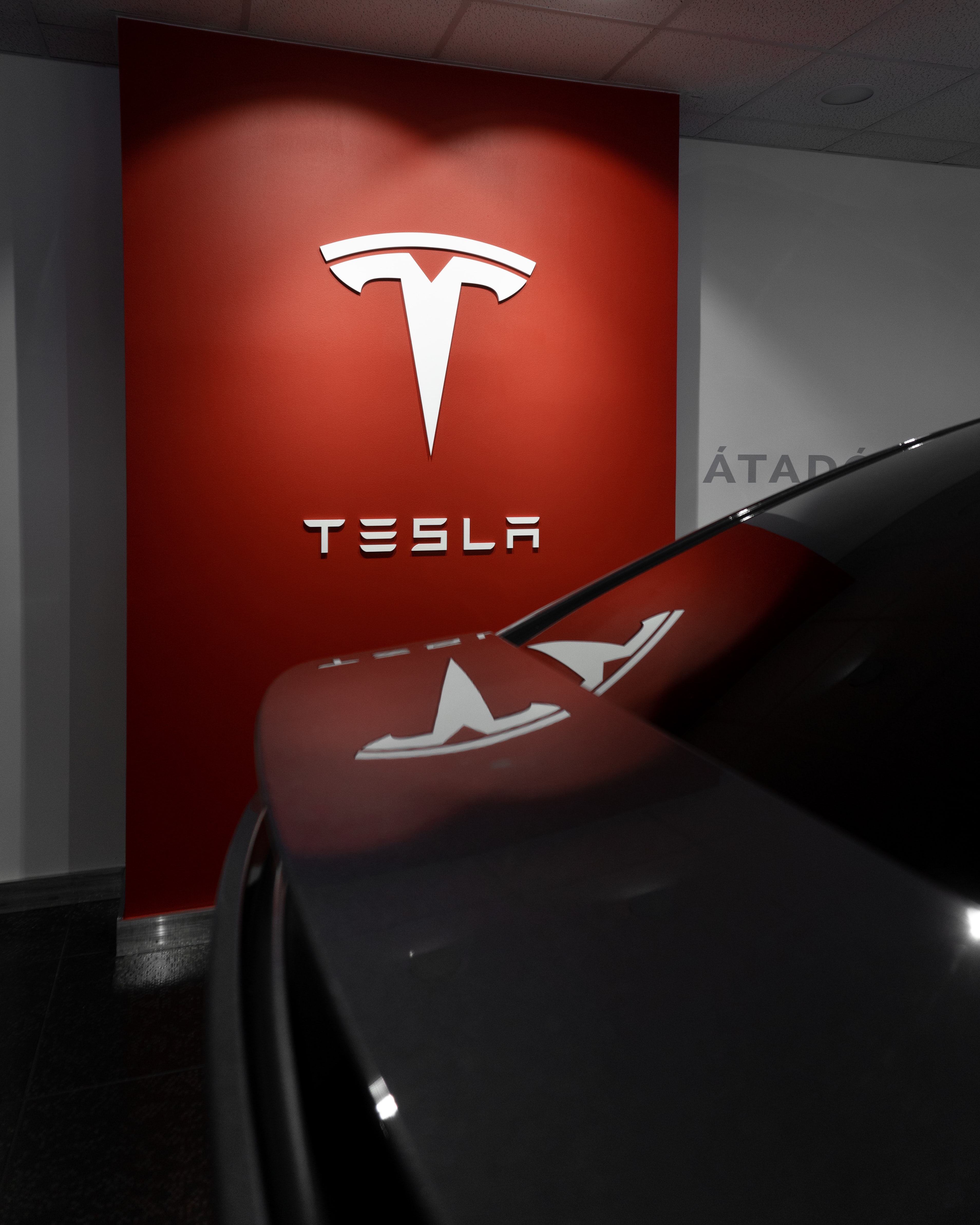 สาวจีนเดือด! ปีนขึ้นรถ Tesla กลางงานออโต้โชว์ ประท้วงเหตุเบรกไม่ยอมทำงาน!