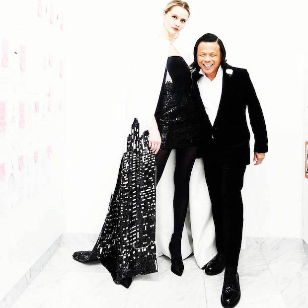 ดีไซเนอร์มาเลย์ตอบแล้ว!! หลังชาวเน็ตชี้เป้าว่าเขาถูกแบรนด์ดังก็อปชุดที่งาน Met Gala ดีไซเนอร์มาเลย์ตอบแล้ว!! หลังชาวเน็ตชี้เป้าว่าเขาถูกแบรนด์ดังก็อปชุดที่งาน Met Gala