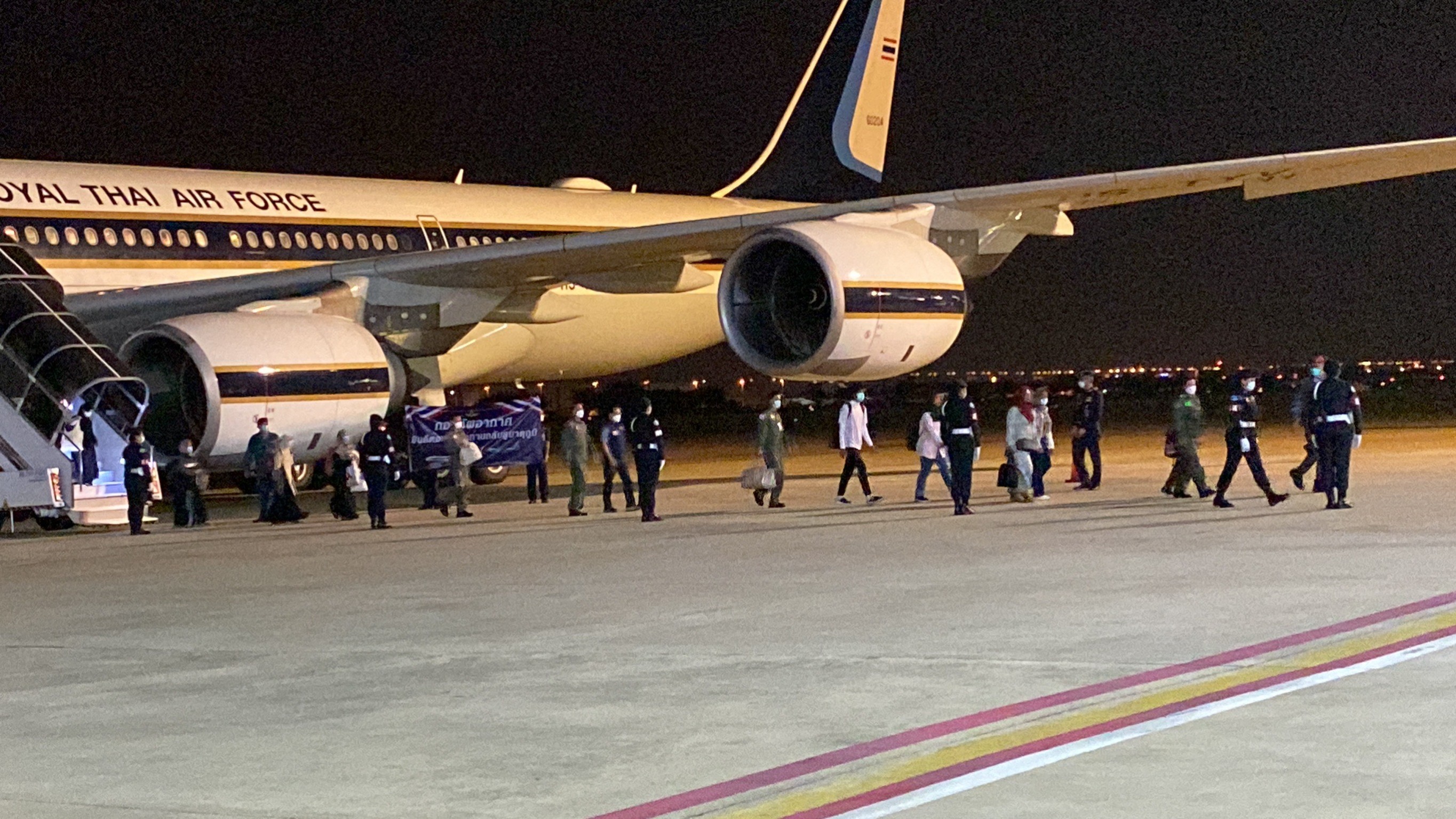 ประมวลภาพ นายกฯ รับ คนไทยในซูดาน ชุดแรก ประมวลภาพ นายกฯ รับ คนไทยในซูดาน ชุดแรก