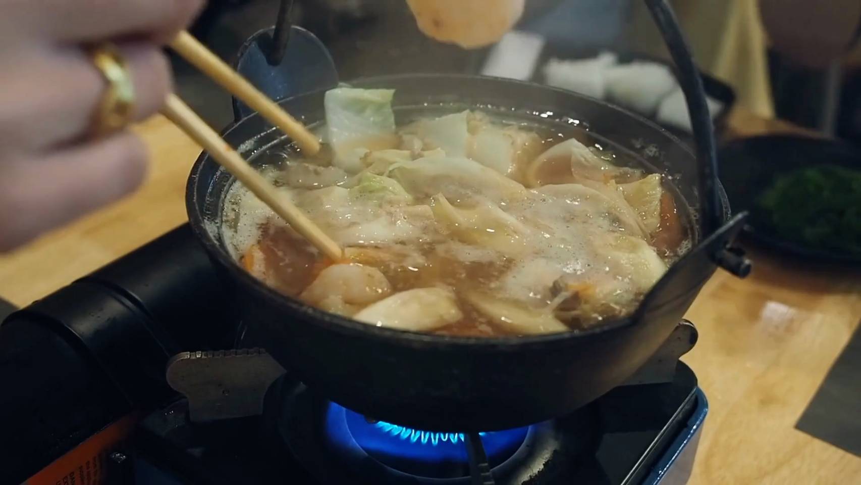 ข่าวนี้จริงไหม? : ผิดกฎหมาย! ใช้แก๊สกระป๋องบนโต๊ะร้านอาหาร ข่าวนี้จริงไหม? : ผิดกฎหมาย! ใช้แก๊สกระป๋องบนโต๊ะร้านอาหาร