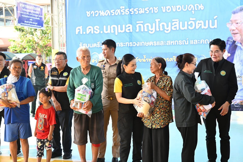 นฤมล ลุยน้ำท่วมนครศรีฯ มอบถุงยังชีพ-เร่งเยียวยาเกษตรกร นฤมล ลุยน้ำท่วมนครศรีฯ มอบถุงยังชีพ-เร่งเยียวยาเกษตรกร