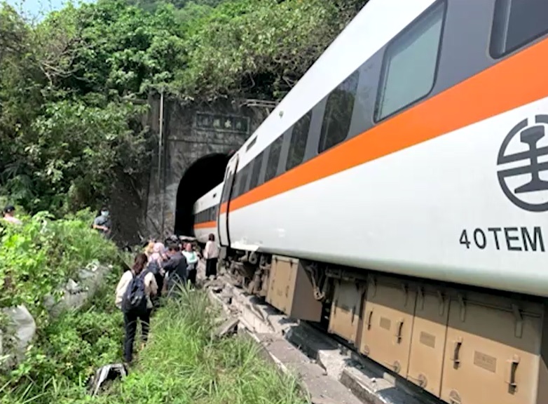 รถไฟตกรางที่ไต้หวัน ตายแล้ว 36 บาดเจ็บอีกเกือบร้อย
