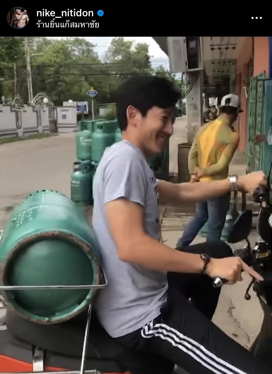 ไม่เลือกงานไม่ยากจน ไนกี้ นิธิดล ขับมอเตอร์ไซค์ส่งแก๊ส ลั่น! เสียงแม่คือเร่งมาก ไม่เลือกงานไม่ยากจน ไนกี้ นิธิดล ขับมอเตอร์ไซค์ส่งแก๊ส ลั่น! เสียงแม่คือเร่งมาก
