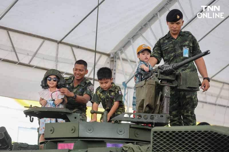 เด็กสวมชุดทหาร เที่ยวชมรถถังอย่างใกล้ชิดเนื่องในวันเด็กแห่งชาติ