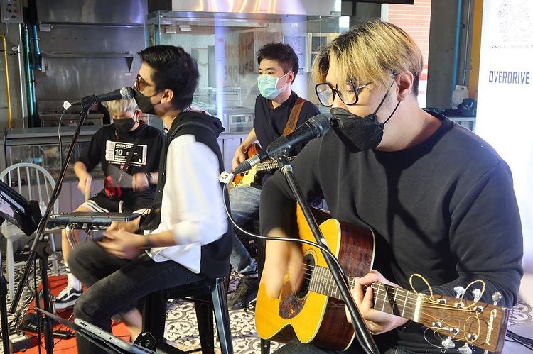 ที เจ็ตเซ็ตเตอร์ ร่วมร้องเพลงสร้างความผ่อนคลาย ให้คนที่ไปฉีดวัคซีน (มีคลิป) ที เจ็ตเซ็ตเตอร์ ร่วมร้องเพลงสร้างความผ่อนคลาย ให้คนที่ไปฉีดวัคซีน (มีคลิป)