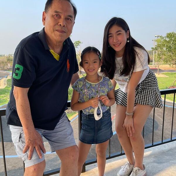 เซิร์ฟสเก็ตกระชับรัก! สงกรานต์ พาน้องปีใหม่เล่นเซิร์ฟสเก็ตมี แมท ภีรนีย์ โผล่ร่วมเฟรม เซิร์ฟสเก็ตกระชับรัก! สงกรานต์ พาน้องปีใหม่เล่นเซิร์ฟสเก็ตมี แมท ภีรนีย์ โผล่ร่วมเฟรม