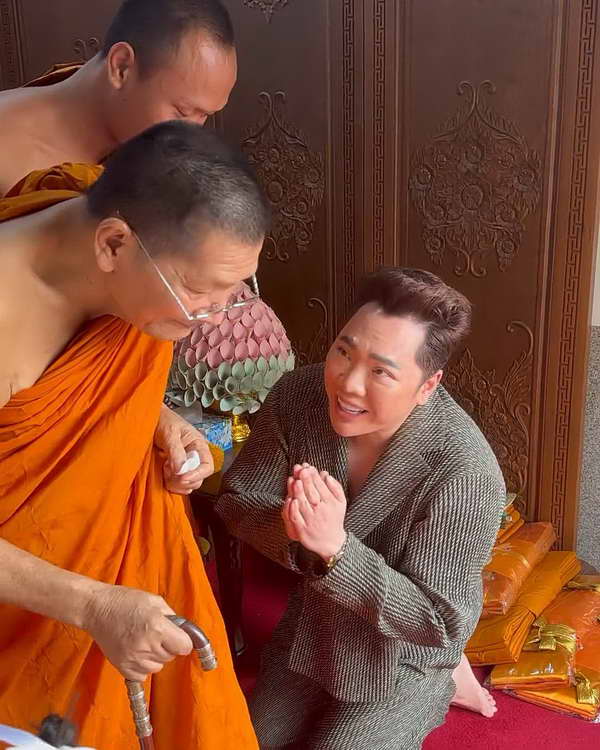 มดดำ คชาภา เผยภาพมงคลของชีวิต ได้รับเหรียญจากมือ หลวงปู่ศิลา วัดพระธาตุหมื่นหิน มดดำ คชาภา เผยภาพมงคลของชีวิต ได้รับเหรียญจากมือ หลวงปู่ศิลา วัดพระธาตุหมื่นหิน