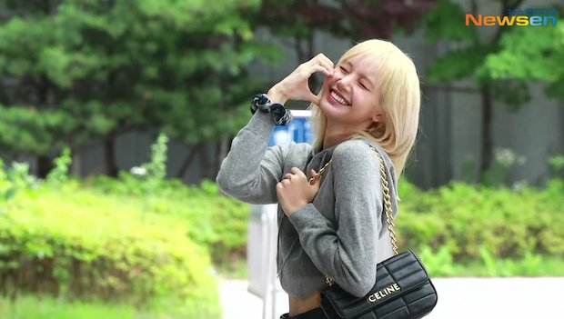 แฟชั่นสนามบิน!! ‘ลิซ่า - วี BTS - พัคโบกอม’ ลัดฟ้าสู่ปารีสร่วมชมโชว์ CELINE (มีคลิป) แฟชั่นสนามบิน!! ‘ลิซ่า - วี BTS - พัคโบกอม’ ลัดฟ้าสู่ปารีสร่วมชมโชว์ CELINE (มีคลิป)