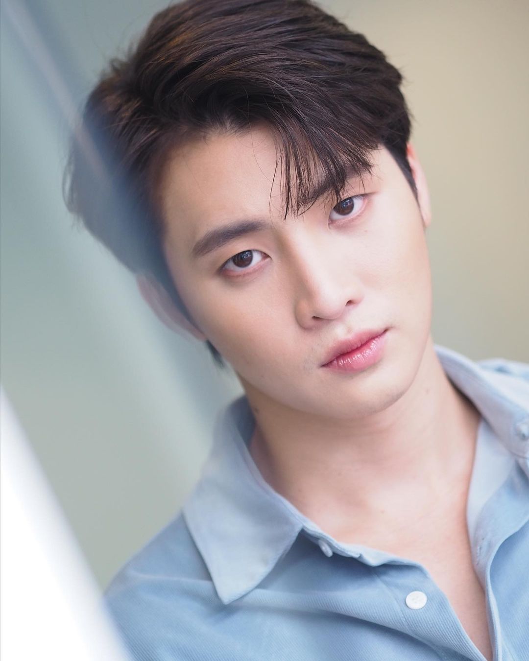 หล่อใจบุญ มีน พีรวิชญ์ ขายเสื้อ นำเงินไปช่วยเหลือมูลนิธิต่างๆ และโรงพยาบาลจากสถานการณ์โควิด-19