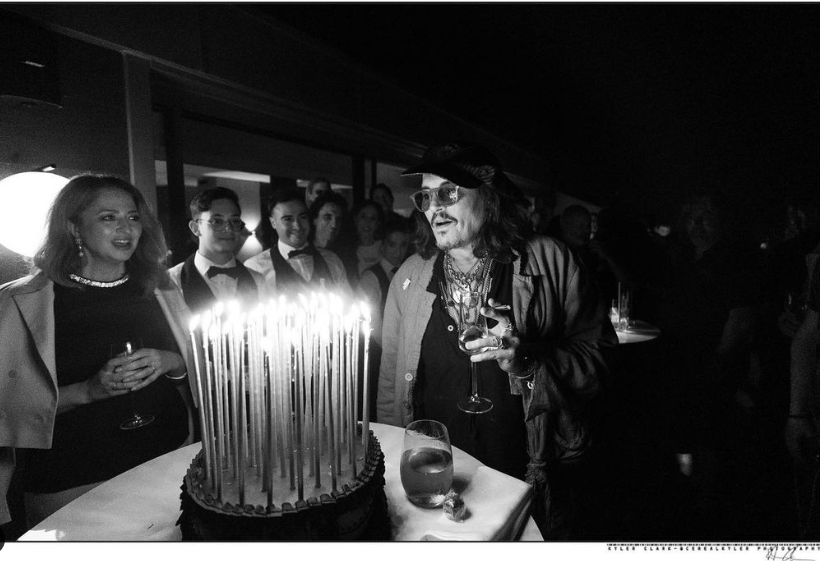 “Johnny Depp” สุดปลื้มแฟนคลับ 4 หมื่นคนร้องเพลงอวยพรวันเกิด 60 ปี  (มีคลิป) 