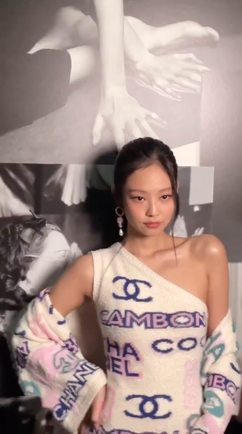 'เจนนี่ BLACKPINK’ ลุคแรก!! ที่ปารีสแฟชั่นวีค สุดคิวต์ในเดรสสั้นเปิดไหล่ 'เจนนี่ BLACKPINK’ ลุคแรก!! ที่ปารีสแฟชั่นวีค สุดคิวต์ในเดรสสั้นเปิดไหล่