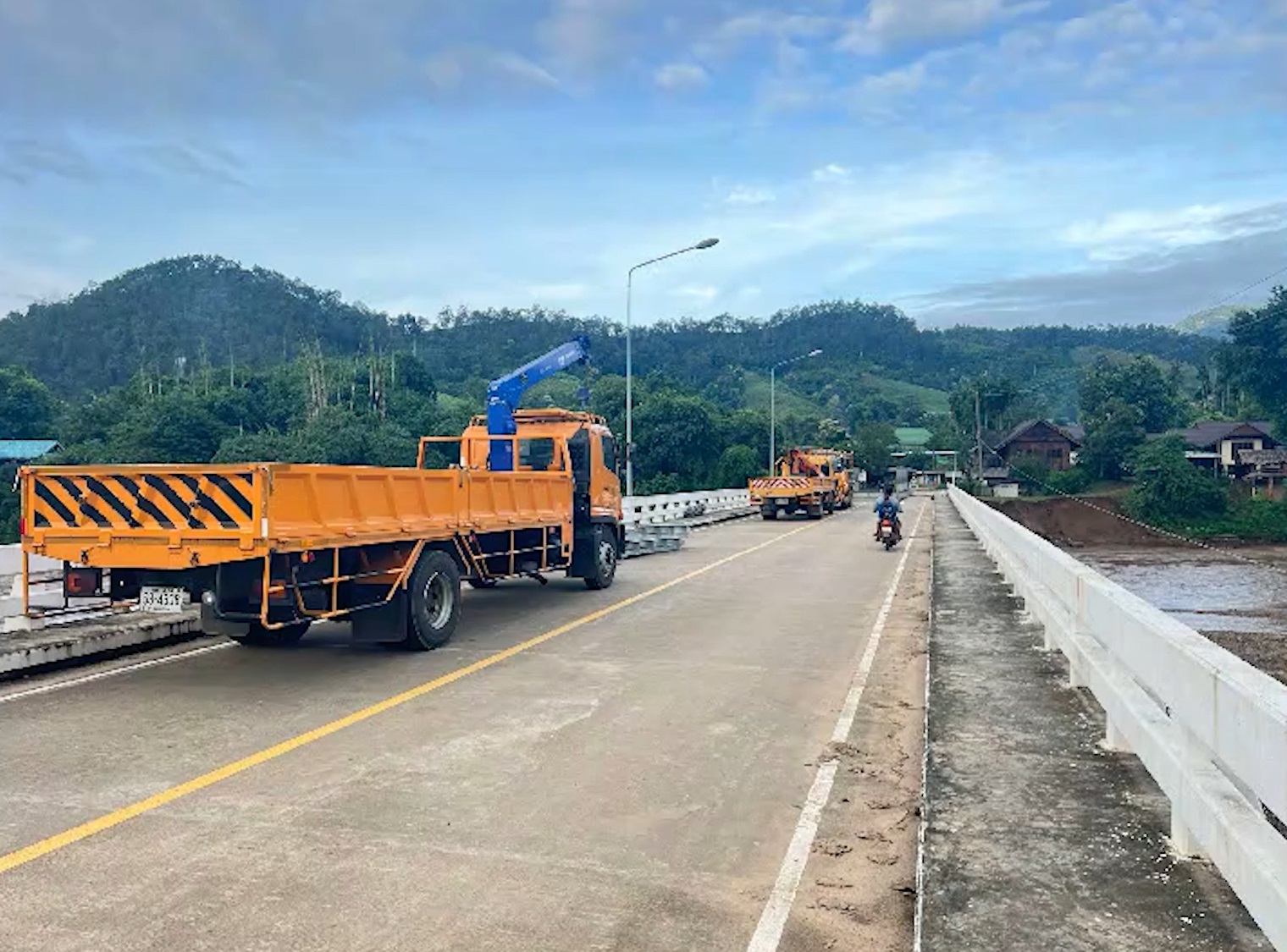 ฝนถล่มสบเมย! น้ำกัดเซาะ สะพานบ้านแม่ทะลุ ไม่สามารถสัญจรผ่านได้