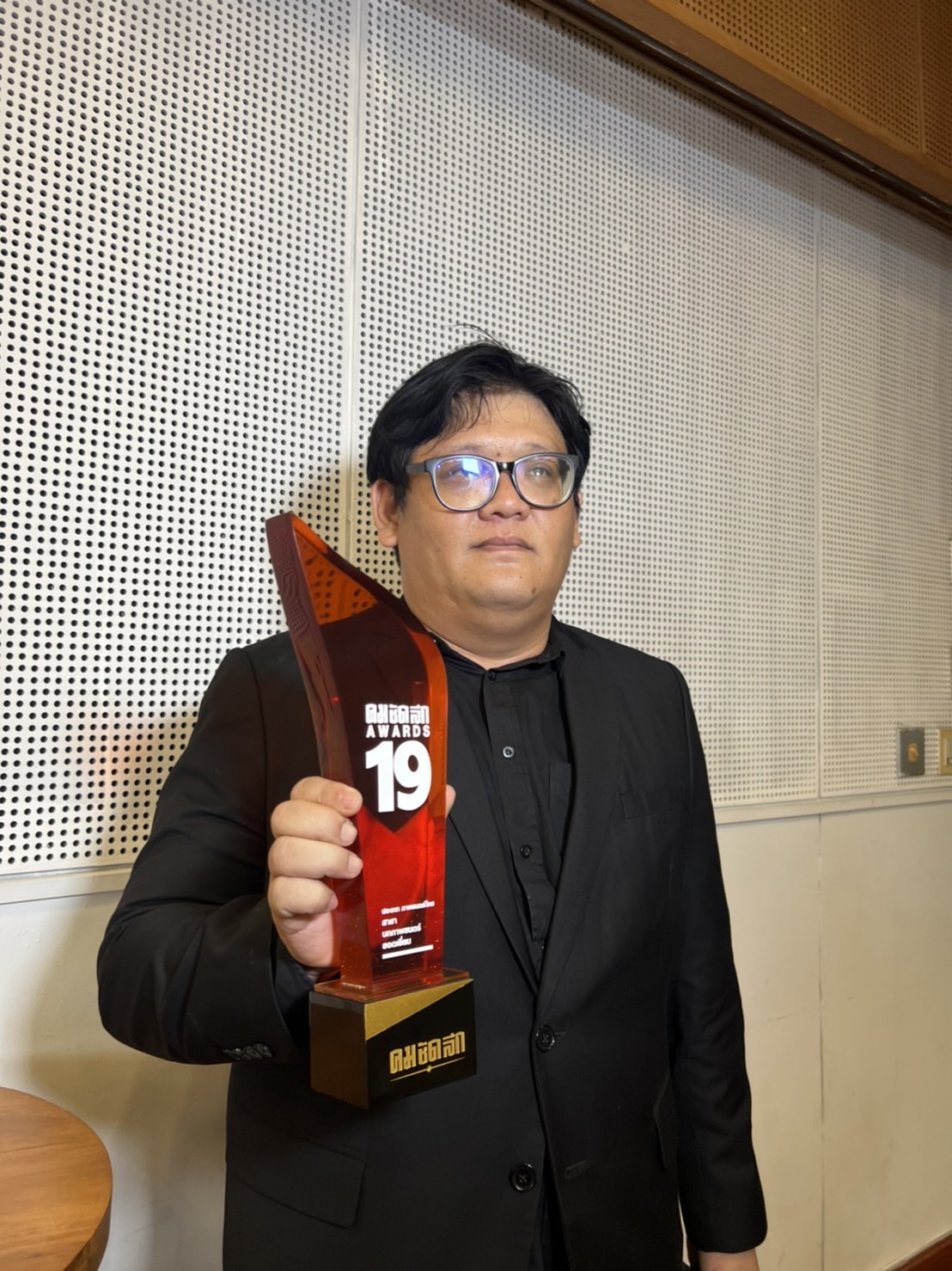 ม.ล.พันธุ์เทวนพ  เทวกุล คว้ารางวัลบทภาพยนตร์ไทยยอดเยี่ยม งานคมชัดลึกอวอร์ด จากภาพยนตร์เรื่อง Six Characters มายาพิศวง