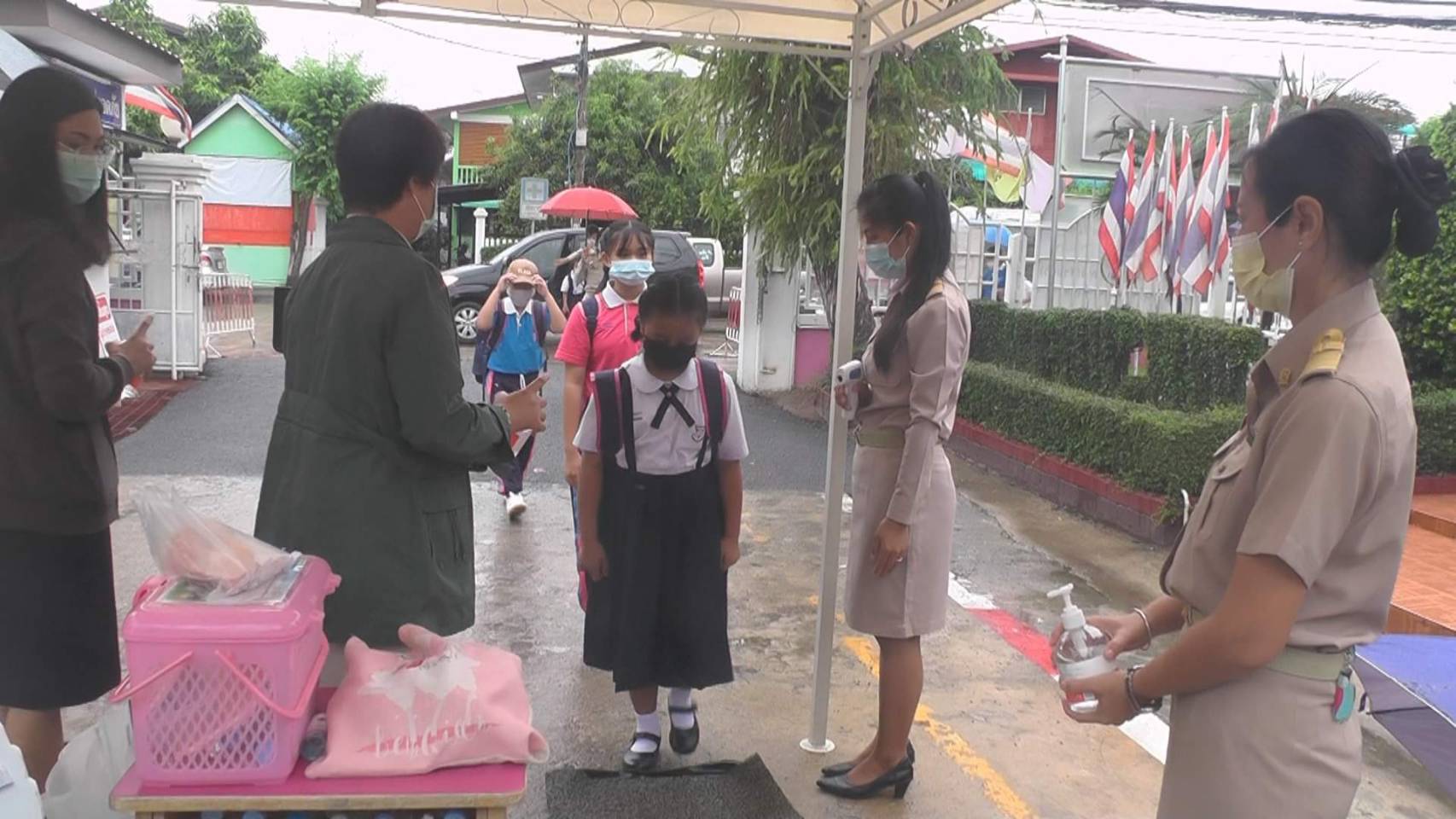 พิจิตรเปิดเรียนวันแรก-ผู้ปกครองวอนเร่งฉีดวัคซีนบุคลากรทางการศึกษา พิจิตรเปิดเรียนวันแรก-ผู้ปกครองวอนเร่งฉีดวัคซีนบุคลากรทางการศึกษา