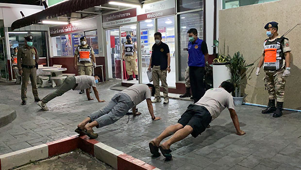 นนทบุรีเข้มสั่งลงโทษ 3 หนุ่มตั้งวงก๊งสุราฝ่าเคอร์ฟิว สั่งวิดพื้น 20 ที นนทบุรีเข้มสั่งลงโทษ 3 หนุ่มตั้งวงก๊งสุราฝ่าเคอร์ฟิว สั่งวิดพื้น 20 ที