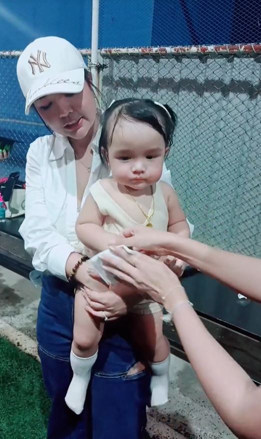 แห่ชื่นชม เจนนี่ รัชนก แก้ไขสถานการณ์ได้ดี หลังแฟนคลับจับแก้ม ยูจิน แต่พี่เลี้ยงปัดมือออก!!