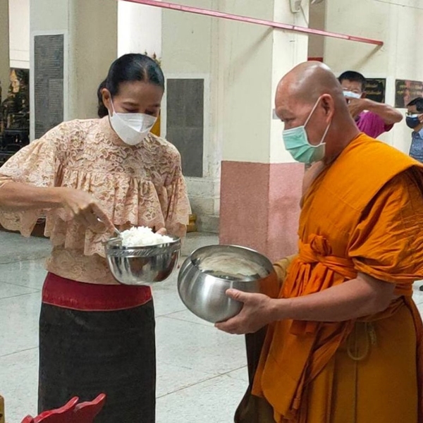 คนบันเทิง ร่วมทำบุญตักบาตร ในวันอาสาฬหบูชา ในยุคโควิดระบาด