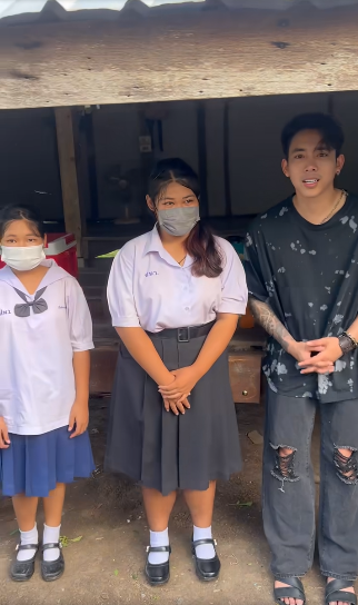 เบิ้ล ปทุมราช นำเงินที่ได้จากคอนเสิร์ต บริจาคช่วยเหลือสองพี่น้องยากไร้ เบิ้ล ปทุมราช นำเงินที่ได้จากคอนเสิร์ต บริจาคช่วยเหลือสองพี่น้องยากไร้