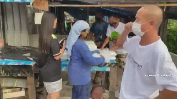 ลาล่า อาร์สยาม ฉีดวัคซีนโควิด-19 เข็มแรง – หม่ำ ลงพื้นที่แจกข้าวกล่อง (มีคลิป) ลาล่า อาร์สยาม ฉีดวัคซีนโควิด-19 เข็มแรง – หม่ำ ลงพื้นที่แจกข้าวกล่อง (มีคลิป)