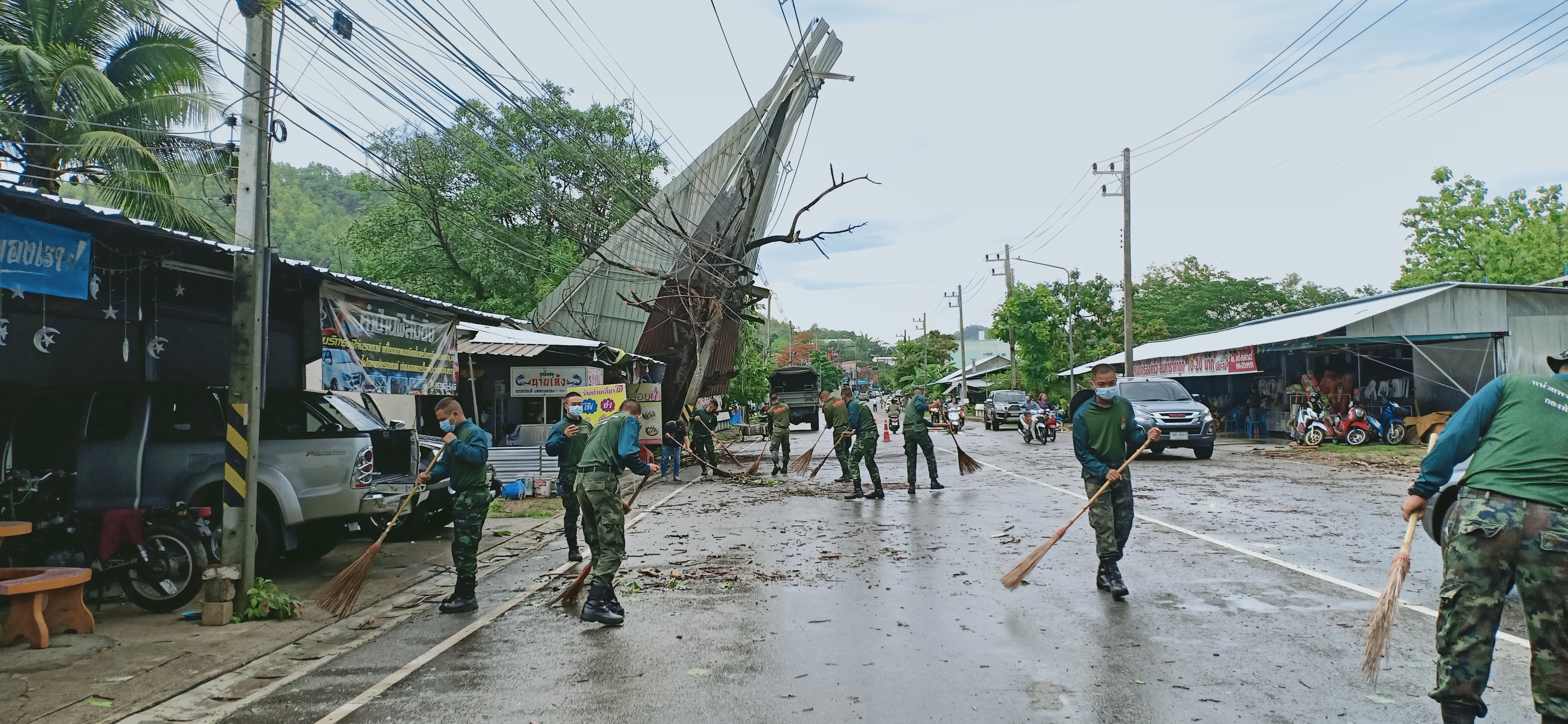 พายุลมแรงฝนหนักต้นไม้ทับรถเสียหายเพียบ