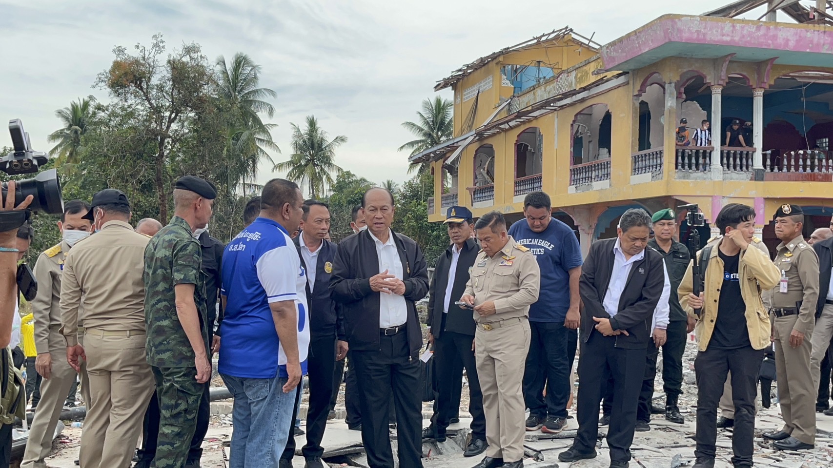 มท.1 ลงพื้นที่ตลาดมูโนะ เยียวยา เหตุโกดังพลุระเบิด จี้เจ้าของรับผิดชอบ มท.1 ลงพื้นที่ตลาดมูโนะ เยียวยา เหตุโกดังพลุระเบิด จี้เจ้าของรับผิดชอบ