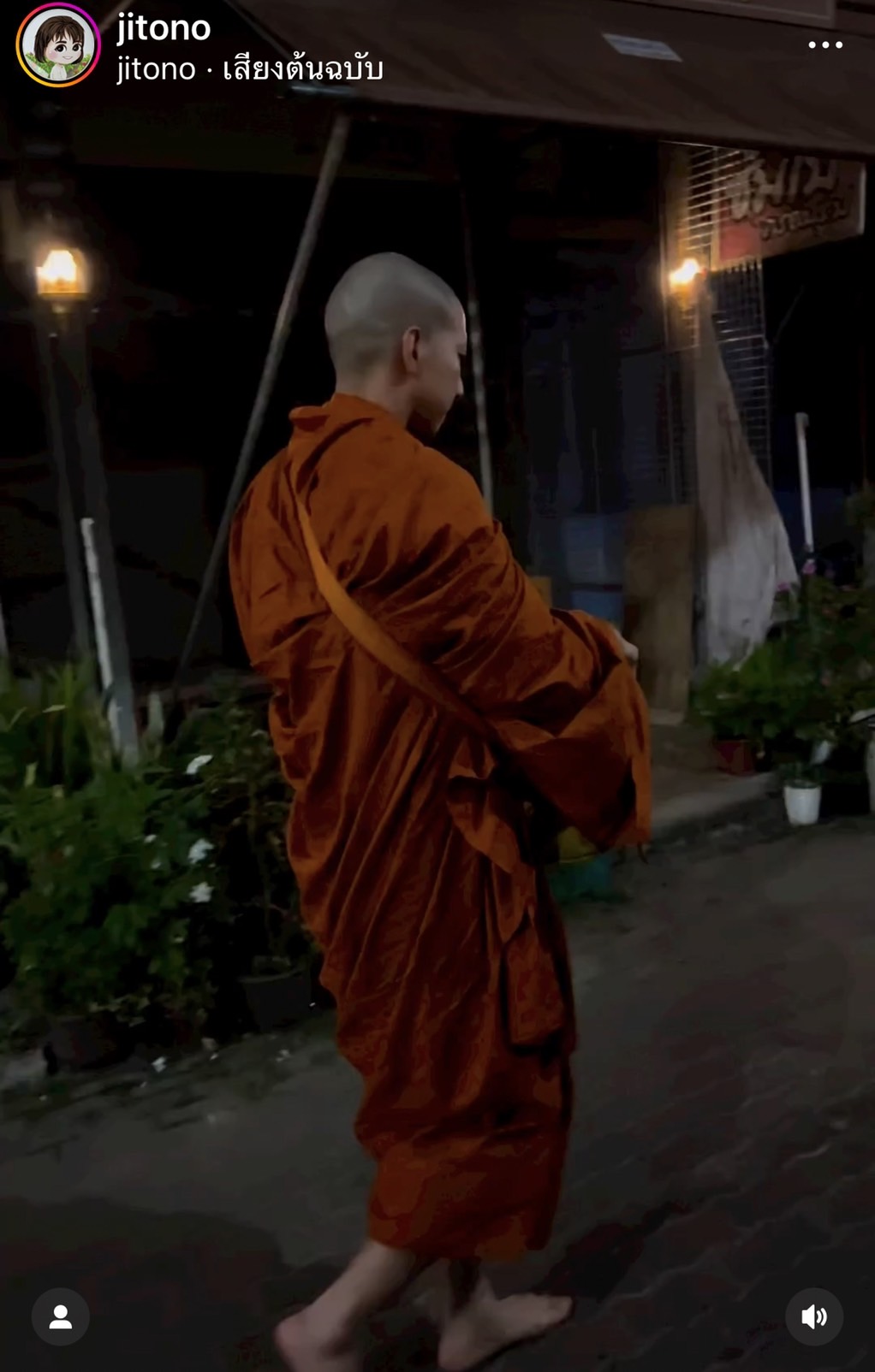 พระโตโน่ ออกบิณฑบาตวันแรก ด้าน ณิชา ร่วมตักบาตรพระใหม่ พระโตโน่ ออกบิณฑบาตวันแรก ด้าน ณิชา ร่วมตักบาตรพระใหม่