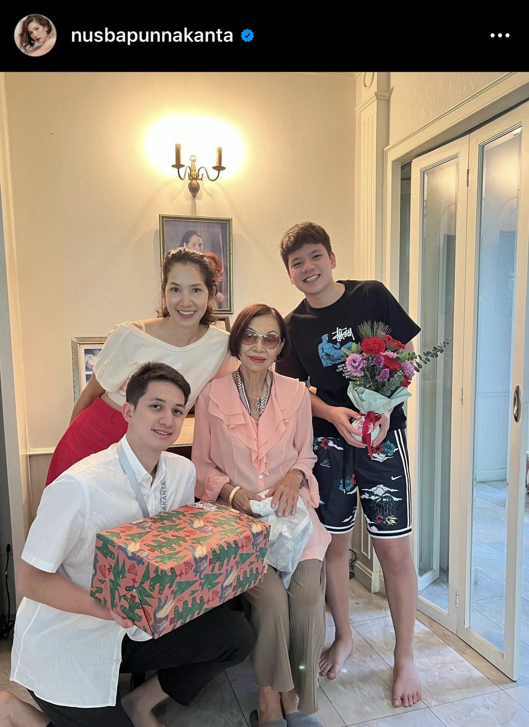 เปิดภาพสุดอบอุ่น นุสบา พาลูกชายมอบของขวัญให้คุณยายในวันปีใหม่