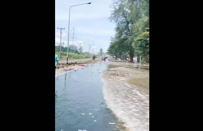 หาดทรายแก้ว เปิดภาพคลื่นสูงซัดน้ำทะเลท่วมถนนภูเก็ต จราจรติดขัด!
