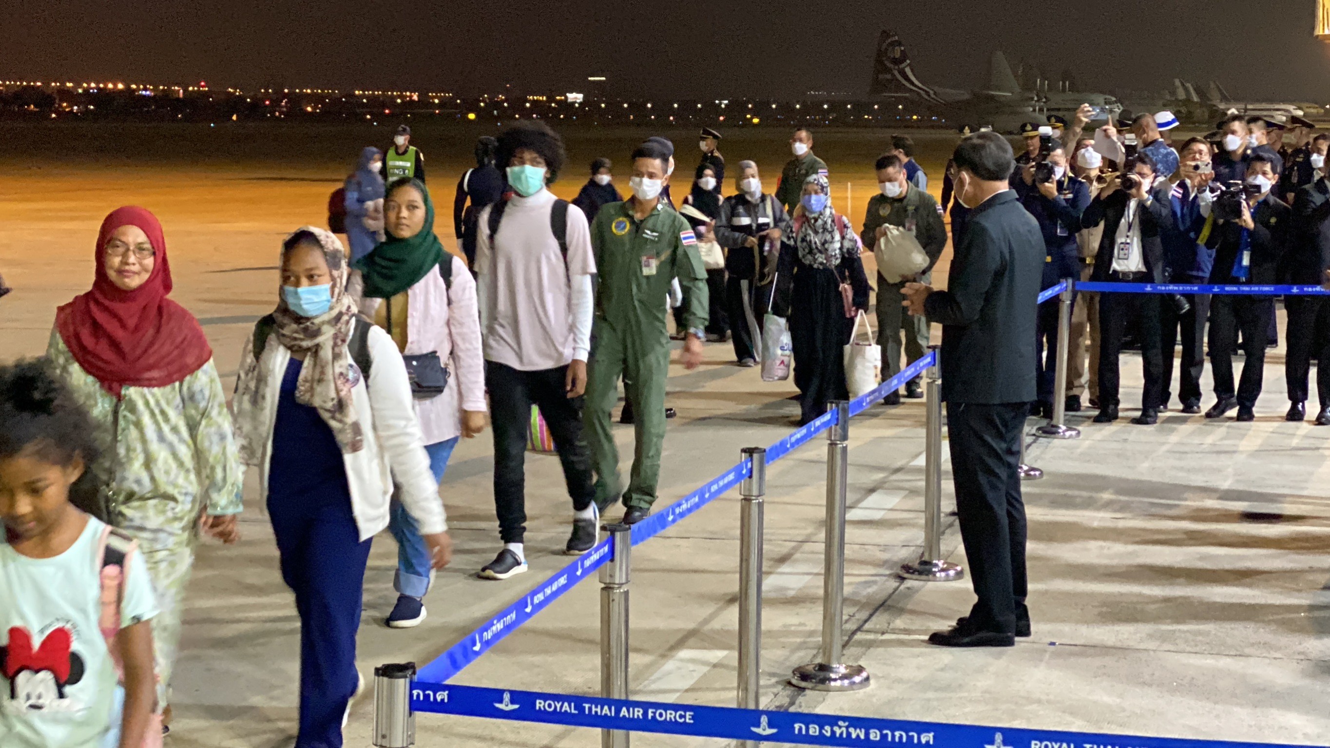 ประมวลภาพ นายกฯ รับ คนไทยในซูดาน ชุดแรก ประมวลภาพ นายกฯ รับ คนไทยในซูดาน ชุดแรก