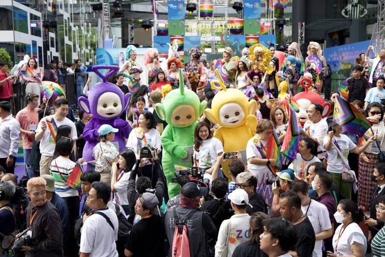 ฉลองยิ่งใหญ่ บางกอกไพรด์เฟสติวัล มหาปรากฏการณ์พาเหรดชาวสีรุ้งเต็มพื้นที่ย่านสยาม ฉลองยิ่งใหญ่ บางกอกไพรด์เฟสติวัล มหาปรากฏการณ์พาเหรดชาวสีรุ้งเต็มพื้นที่ย่านสยาม