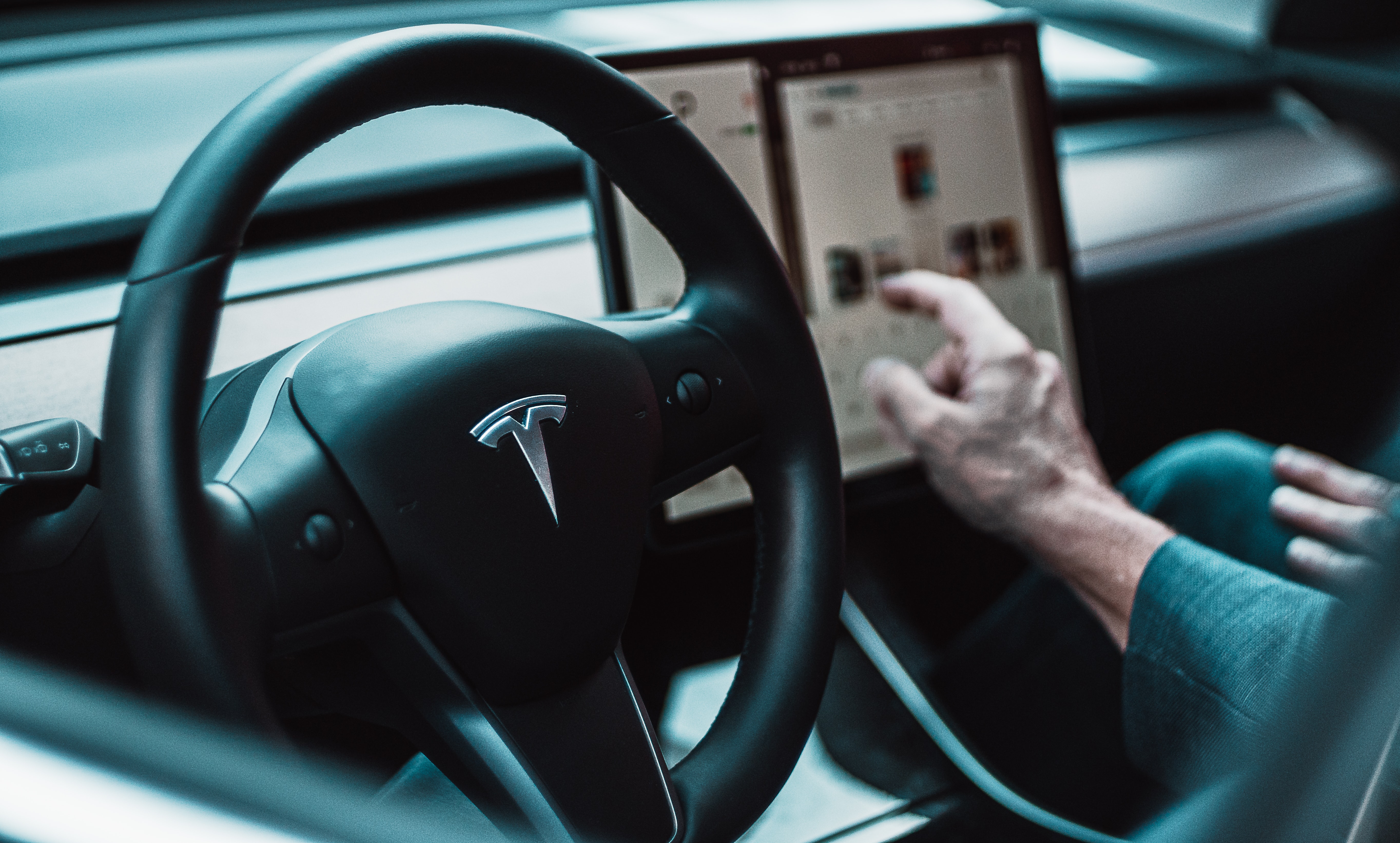 สาวจีนเดือด! ปีนขึ้นรถ Tesla กลางงานออโต้โชว์ ประท้วงเหตุเบรกไม่ยอมทำงาน!