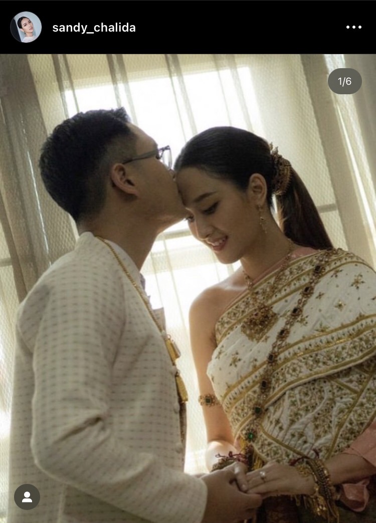 จับมือเริ่มต้นชีวิตคู่ แซนดี้ ชลิดา ควงแขนแฟนหนุ่มนักบินเข้าประตูวิวาห์ หลังคบกันมานานกว่า 8 ปี 