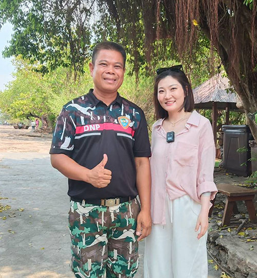 สุดประทับใจ! นทท.จีนโผกอดจนท.อุทยานฯผาแต้ม ช่วยชีวิต 5 ปีก่อน สุดประทับใจ! นทท.จีนโผกอดจนท.อุทยานฯผาแต้ม ช่วยชีวิต 5 ปีก่อน