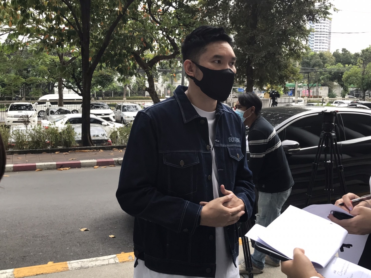  กอล์ฟ ปวีณ  ร้องศาล ถูกกดดันจากเพื่อนบ้าน ทั้งที่สร้างบ้านบนพื้นที่ตัวเอง