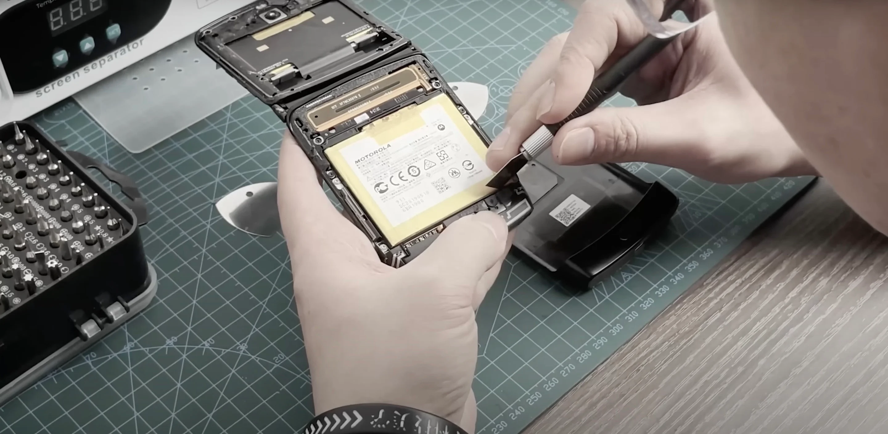 ขอพับมั่ง ! ยูทูบเบอร์จีนดัดแปลง iPhone จอพับได้ แถมใช้งานได้จริง ! ขอพับมั่ง ! ยูทูบเบอร์จีนดัดแปลง iPhone จอพับได้ แถมใช้งานได้จริง !